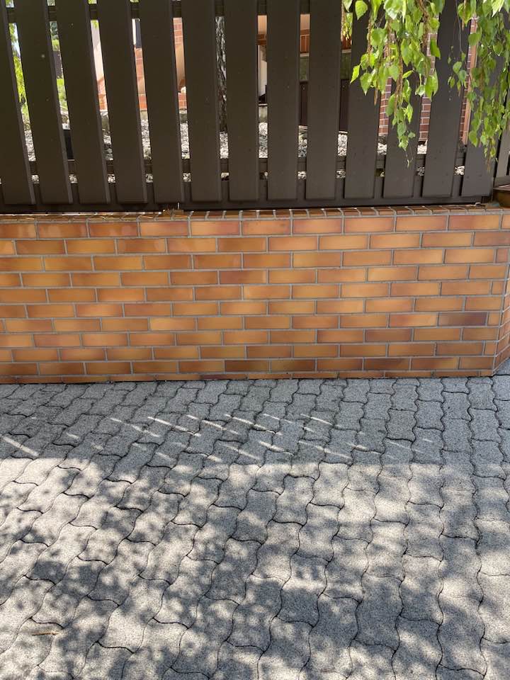Kocsibeálló térkövének mosása
