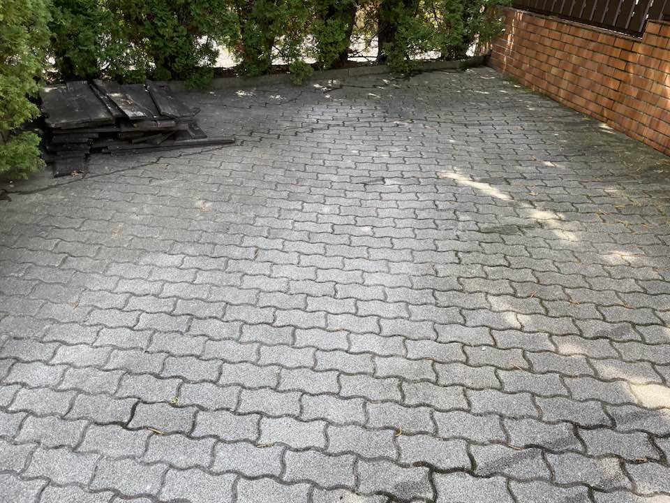 Kerítéslábazat mosása egy parti telken