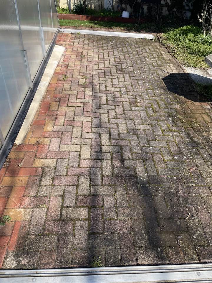 Nyaraló járdája a magasnyomású mosás után
