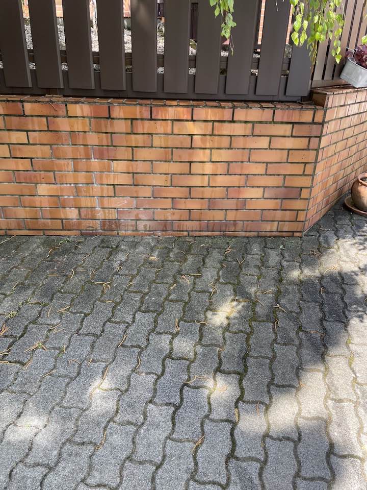 Térkőtisztítás munka közben a Balaton keleti partján