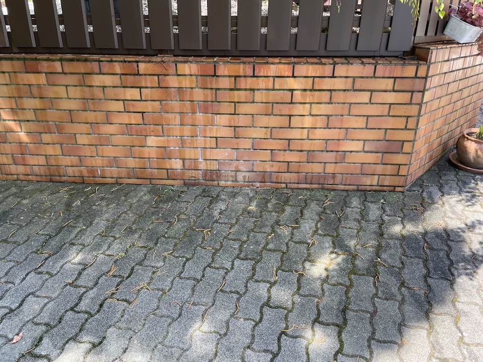 Megtisztított udvar egy parti családi háznál