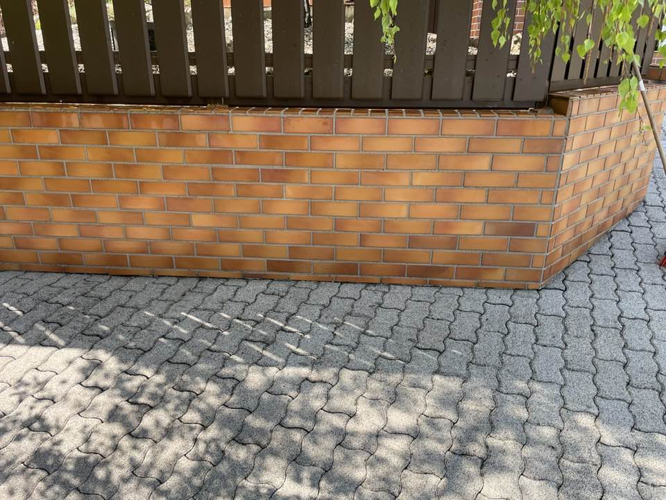 Forgókefés felülettisztító térkövön